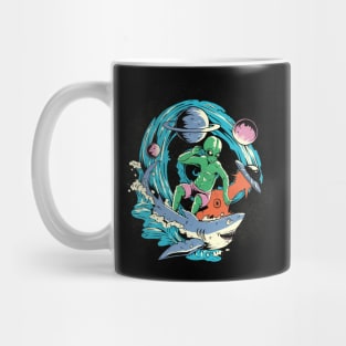 Alien surfing Mug